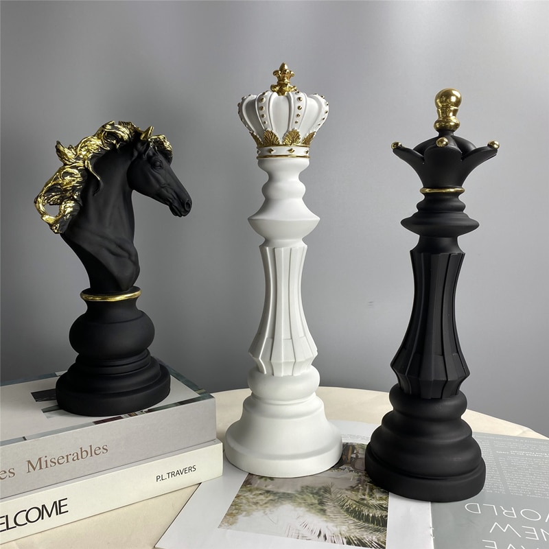 Peça dourada do rei em um tabuleiro de xadrez o conceito de jogar